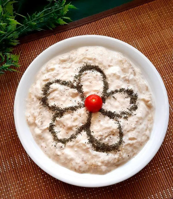 تصویر مرتبط با دستور تهیه بورانی بادمجان با طعم دودی و سیر؛ پیش‌غذای ساده و خوشمزه