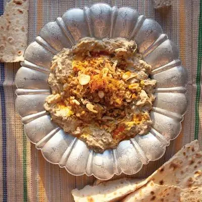 تصویر مرتبط با دستور تهیه بورانی بادمجان با طعم دودی و سیر؛ پیش‌غذای ساده و خوشمزه