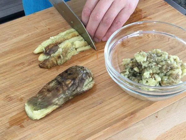 تصویر مرتبط با دستور تهیه بورانی بادمجان با طعم دودی و سیر؛ پیش‌غذای ساده و خوشمزه