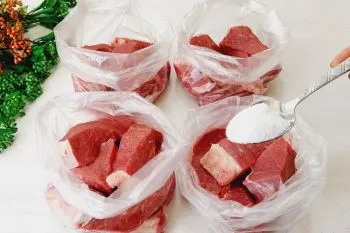 کنسرو کردن گوشت در شیشه؛ شیشه‌های کنسرو گوشت در حال آماده‌سازی