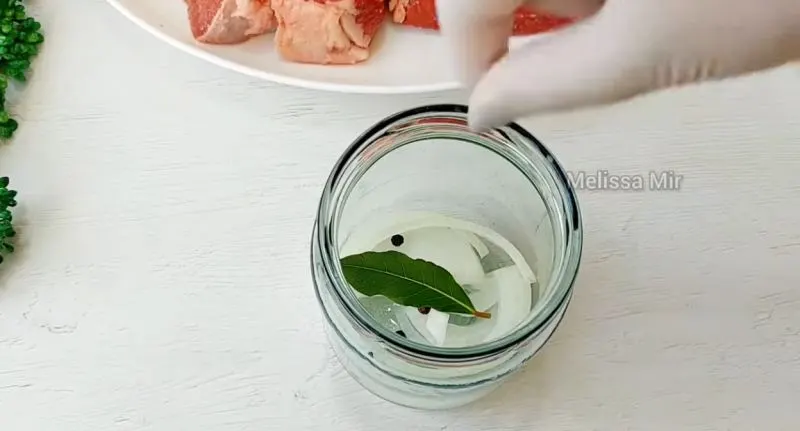 شیشه‌های گوشت در قابلمه آب جوش برای پخت و استریل