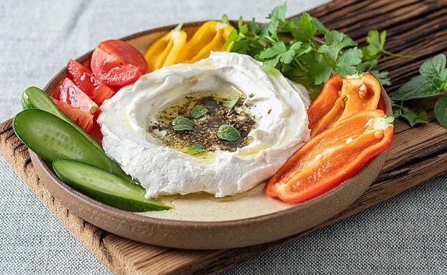 تصویر مرتبط با طرز تهیه پنیر خامه ای گیاهی خانگی با طعمی بی‌نظیر و بدون لبنیات