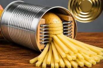 دستگاه خلال کن سیب زمینی ساخته شده با قوطی کنسرو و تیغه‌های فلزی