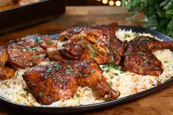 مرغ تنوری با سس تند یمنی در ظرف