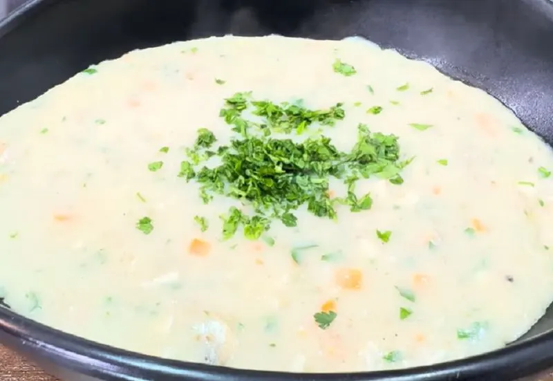 طرز تهیه سوپ شیر و قارچ؛ تصویری از سوپ شیر و قارچ خامه‌ای خوش‌طعم و ر