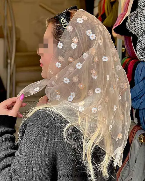 تصویر مرتبط با مدل بیبی اسکارف؛ راهنمای انتخاب و ست کردن برای استایل‌های متنوع