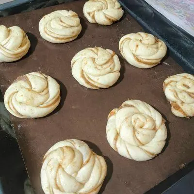 تصویر مرتبط با طرز تهیه نان خرمایی نرم و پف دار خانگی با عطر هل و دارچین