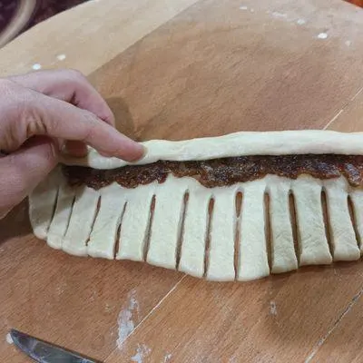 تصویر مرتبط با طرز تهیه نان خرمایی نرم و پف دار خانگی با عطر هل و دارچین