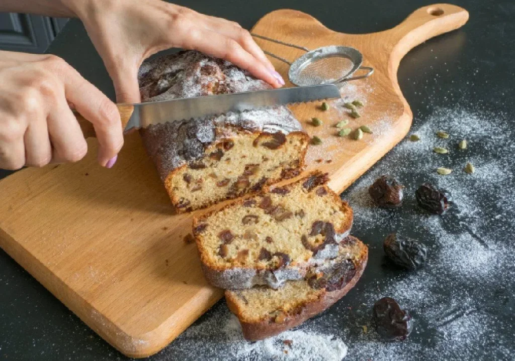 تصویر مرتبط با طرز تهیه نان خرمایی نرم و پف دار خانگی با عطر هل و دارچین