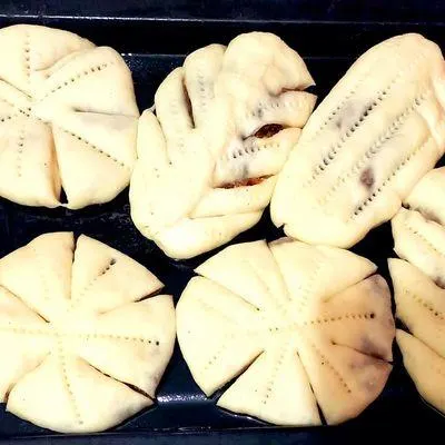 تصویر مرتبط با طرز تهیه نان خرمایی نرم و پف دار خانگی با عطر هل و دارچین