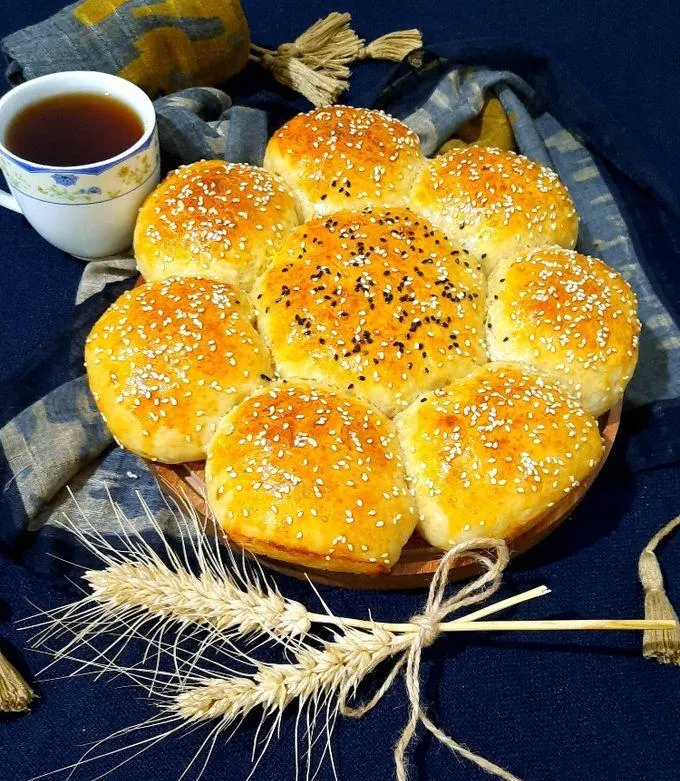 تصویر مرتبط با طرز تهیه نان خرمایی نرم و پف دار خانگی با عطر هل و دارچین