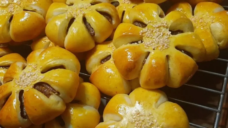 نان خرمایی نرم و پف دار خانگی با عطر هل و دارچین