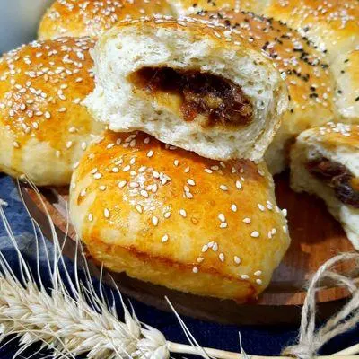 تصویر مرتبط با طرز تهیه نان خرمایی نرم و پف دار خانگی با عطر هل و دارچین