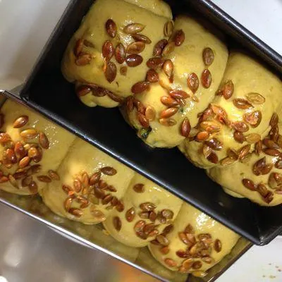 تصویر مرتبط با طرز تهیه نان نرم خانگی با روکش کدو حلوایی و عطر دارچین