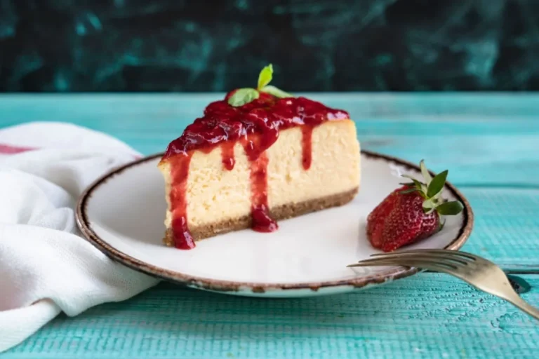 طرز تهیه چیز کیک میوه ای؛ تصویر چیز کیک میوه ای با تزئین میوه‌های تاز