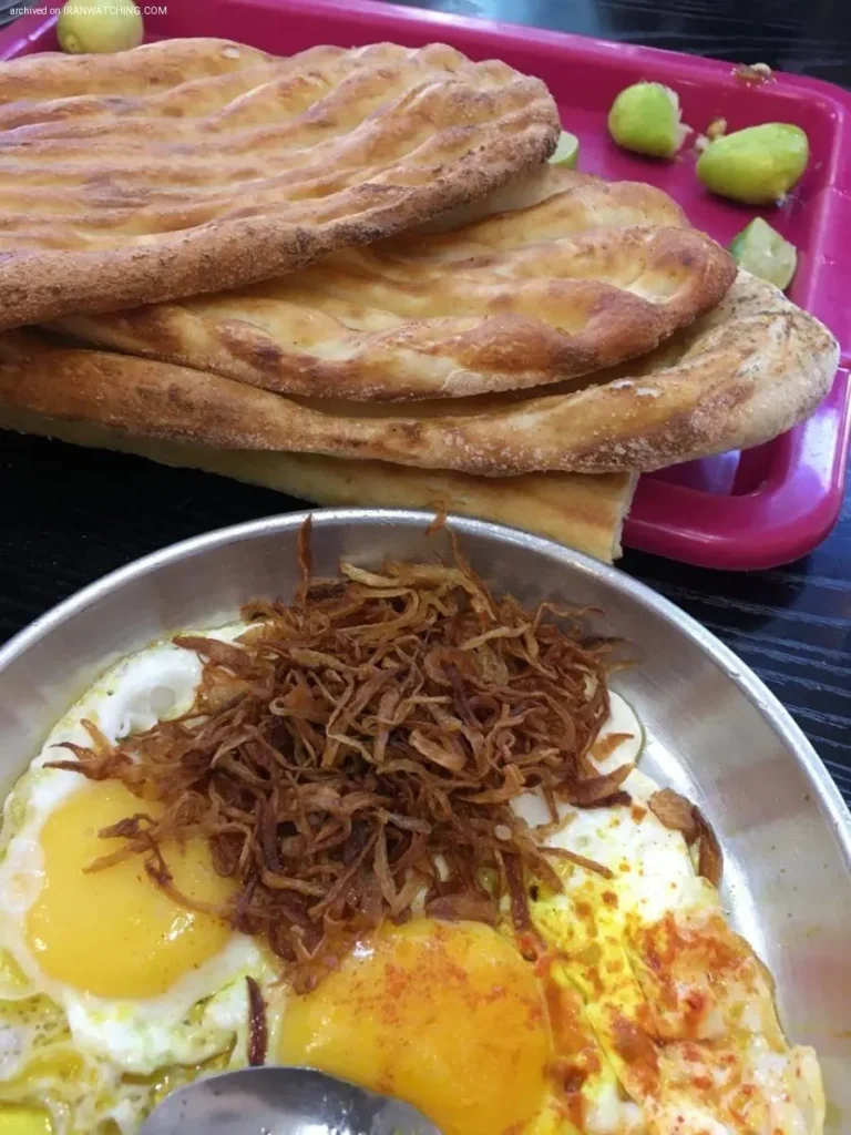 نیمرو پیاز آماده شده همراه نان و سبزی خوردن