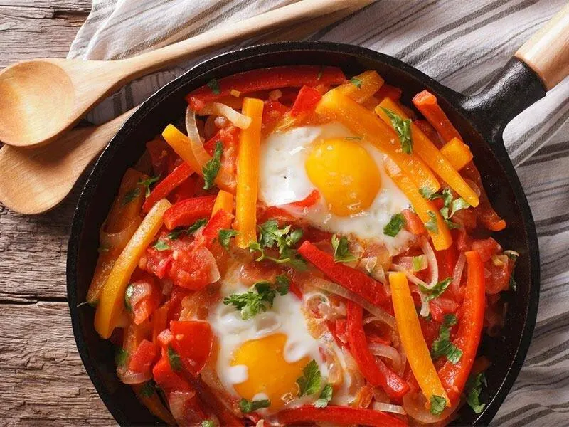 تصویر مرتبط با طرز تهیه نیمرو پیاز؛ صبحانه‌ای ساده و خوش‌طعم با پیاز طلایی و زردچوبه