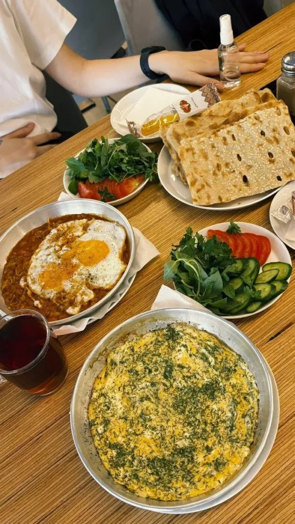 تصویر مرتبط با طرز تهیه نیمرو پیاز؛ صبحانه‌ای ساده و خوش‌طعم با پیاز طلایی و زردچوبه