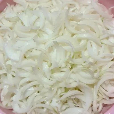 تصویر مرتبط با طرز تهیه نیمرو پیاز؛ صبحانه‌ای ساده و خوش‌طعم با پیاز طلایی و زردچوبه