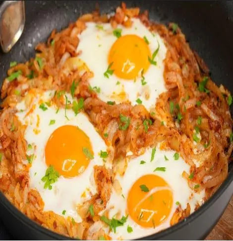 تصویر مرتبط با طرز تهیه نیمرو پیاز؛ صبحانه‌ای ساده و خوش‌طعم با پیاز طلایی و زردچوبه