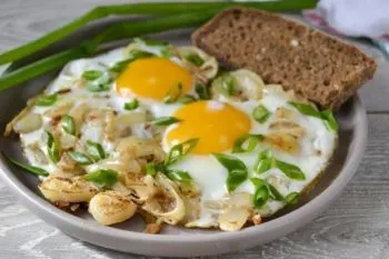 نیمرو پیاز با پیاز طلایی و تخم مرغ در تابه