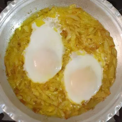 تصویر مرتبط با طرز تهیه نیمرو پیاز؛ صبحانه‌ای ساده و خوش‌طعم با پیاز طلایی و زردچوبه
