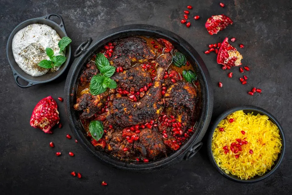 تصویر مرتبط با طرز تهیه خورشت فسنجان با مرغ؛ راز یک فسنجان مجلسی خوشرنگ و روغندار