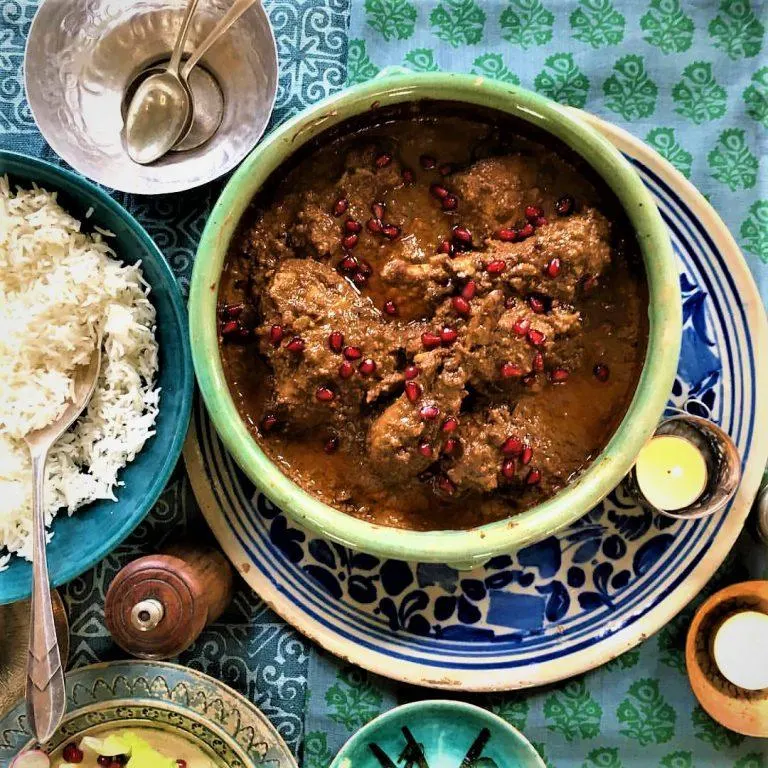 تصویر مرتبط با طرز تهیه خورشت فسنجان با مرغ؛ راز یک فسنجان مجلسی خوشرنگ و روغندار