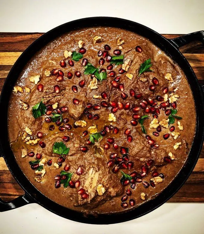 تصویر مرتبط با طرز تهیه خورشت فسنجان با مرغ؛ راز یک فسنجان مجلسی خوشرنگ و روغندار