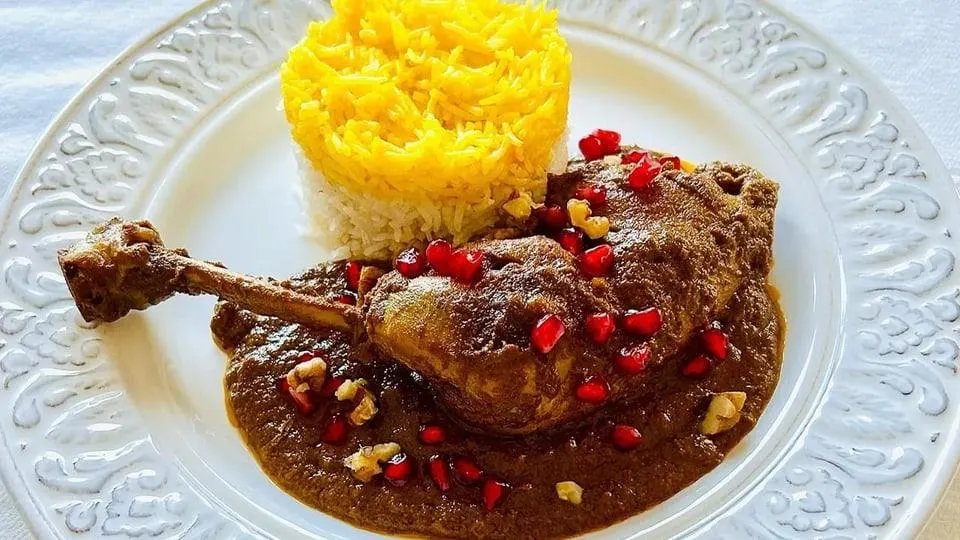 تصویر مرتبط با طرز تهیه خورشت فسنجان با مرغ؛ راز یک فسنجان مجلسی خوشرنگ و روغندار