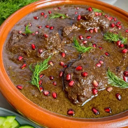تصویر مرتبط با طرز تهیه خورشت فسنجان با مرغ؛ راز یک فسنجان مجلسی خوشرنگ و روغندار