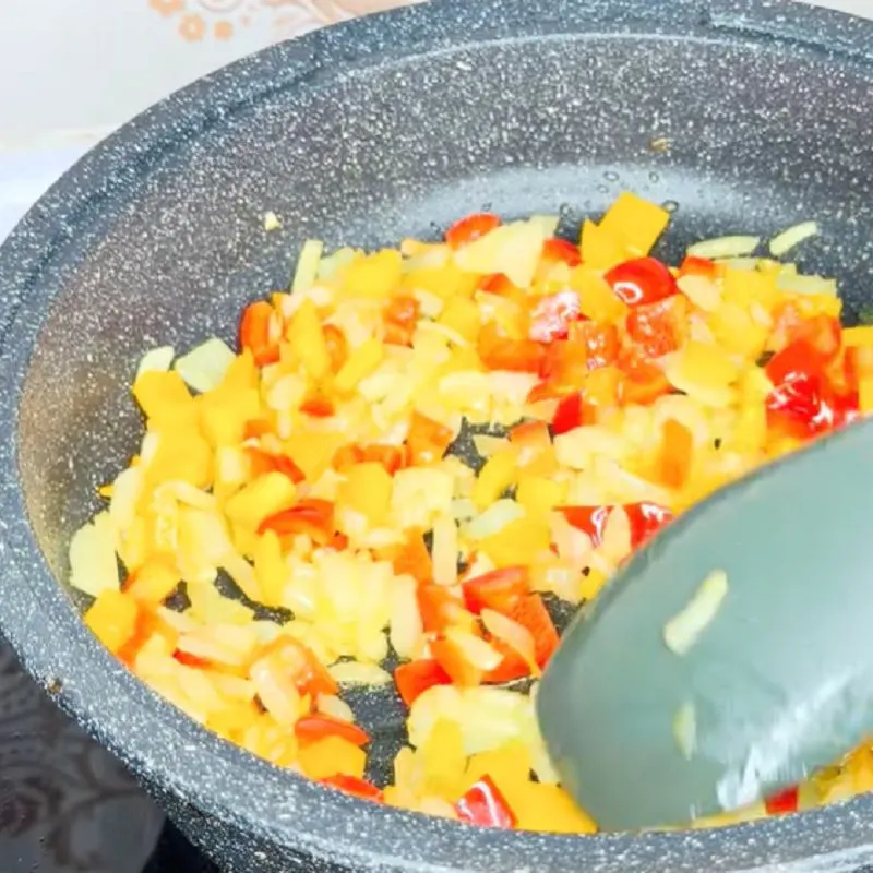 رب گوجه فرنگی در حال تفت دادن در تابه