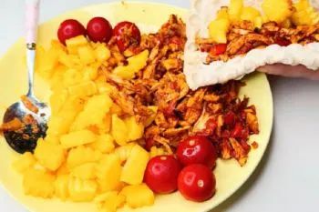 طرز تهیه مرغ و سیب زمینی؛ پختن سینه مرغ در قابلمه همراه با پیاز