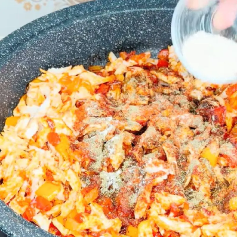 تصویر مرتبط با طرز تهیه مرغ و سیب زمینی با فلفل دلمهای و گوجه؛ غذایی ساده و خوشطعم