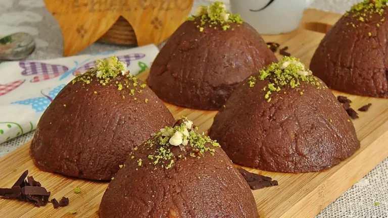 حلوا ایرمیک کاکائویی با بافت نرم و تزئین پسته