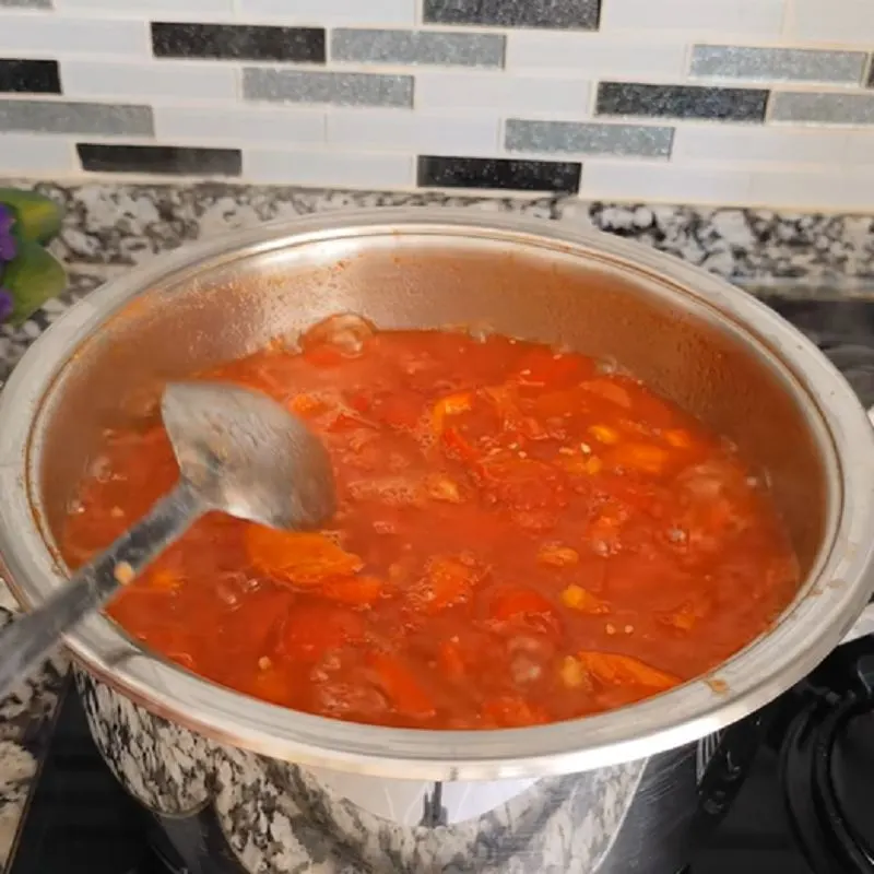 میکس کردن سس گوجه و فلفل با بلندر