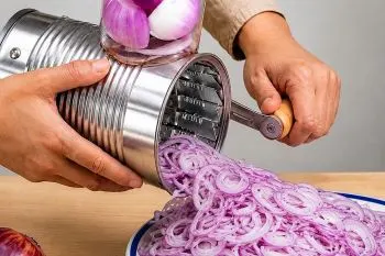 خردکن سریع پیاز؛ ابزار خردکن پیاز ساخته شده با قوطی کنسرو و تیغه‌های