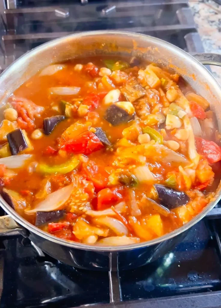 تصویر مرتبط با خوراک لوبیا و بادمجان؛ غذای گرم و خوشطعم برای روزهای خنک