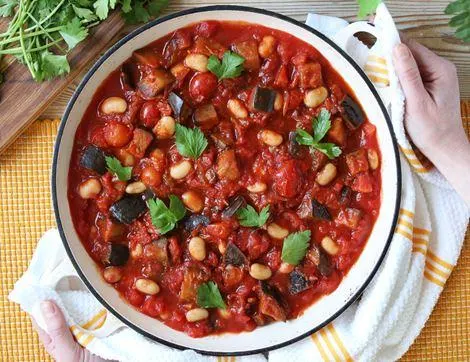 تصویر مرتبط با خوراک لوبیا و بادمجان؛ غذای گرم و خوشطعم برای روزهای خنک