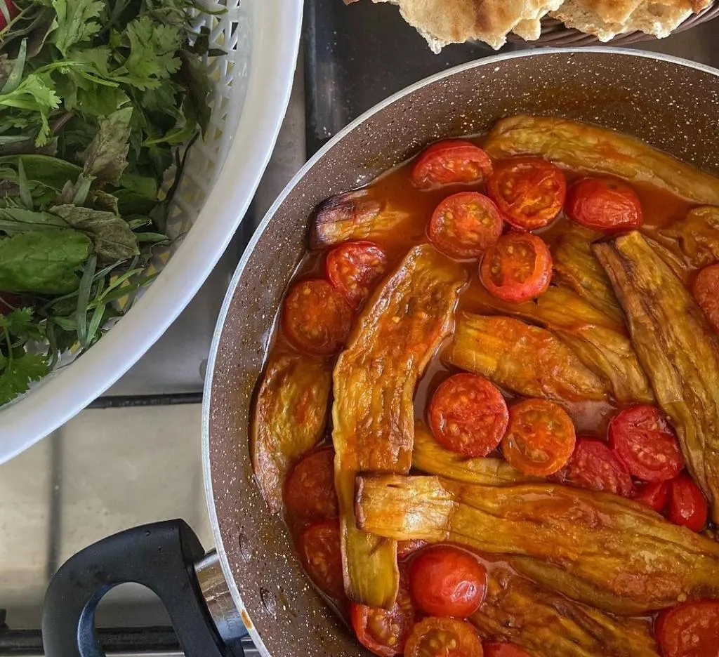تصویر مرتبط با خوراک لوبیا و بادمجان؛ غذای گرم و خوشطعم برای روزهای خنک