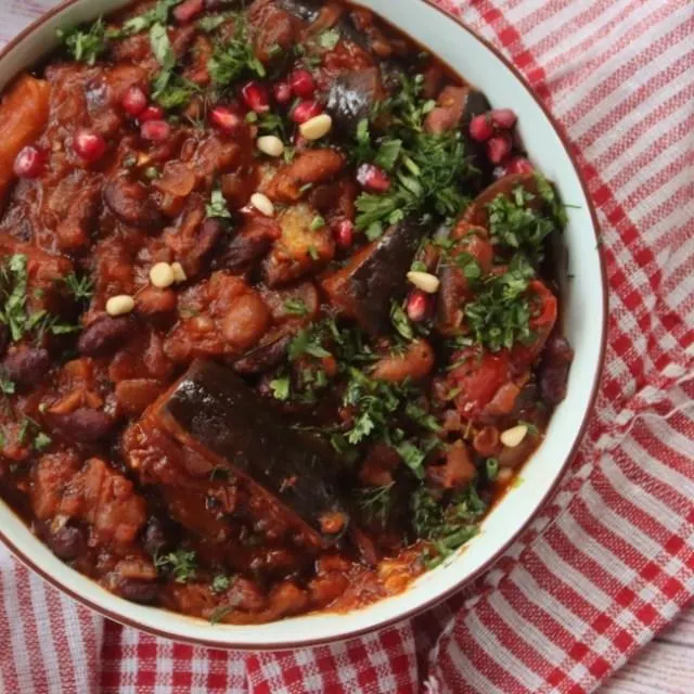 تصویر مرتبط با خوراک لوبیا و بادمجان؛ غذای گرم و خوشطعم برای روزهای خنک