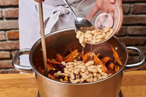 تصویر مرتبط با خوراک لوبیا و بادمجان؛ غذای گرم و خوشطعم برای روزهای خنک