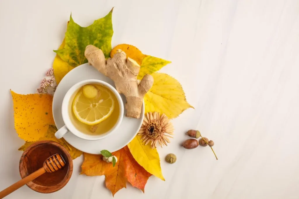 کاسه‌ای از سوپ گرم مرغ و سبزیجات مناسب برای روزهای بیماری