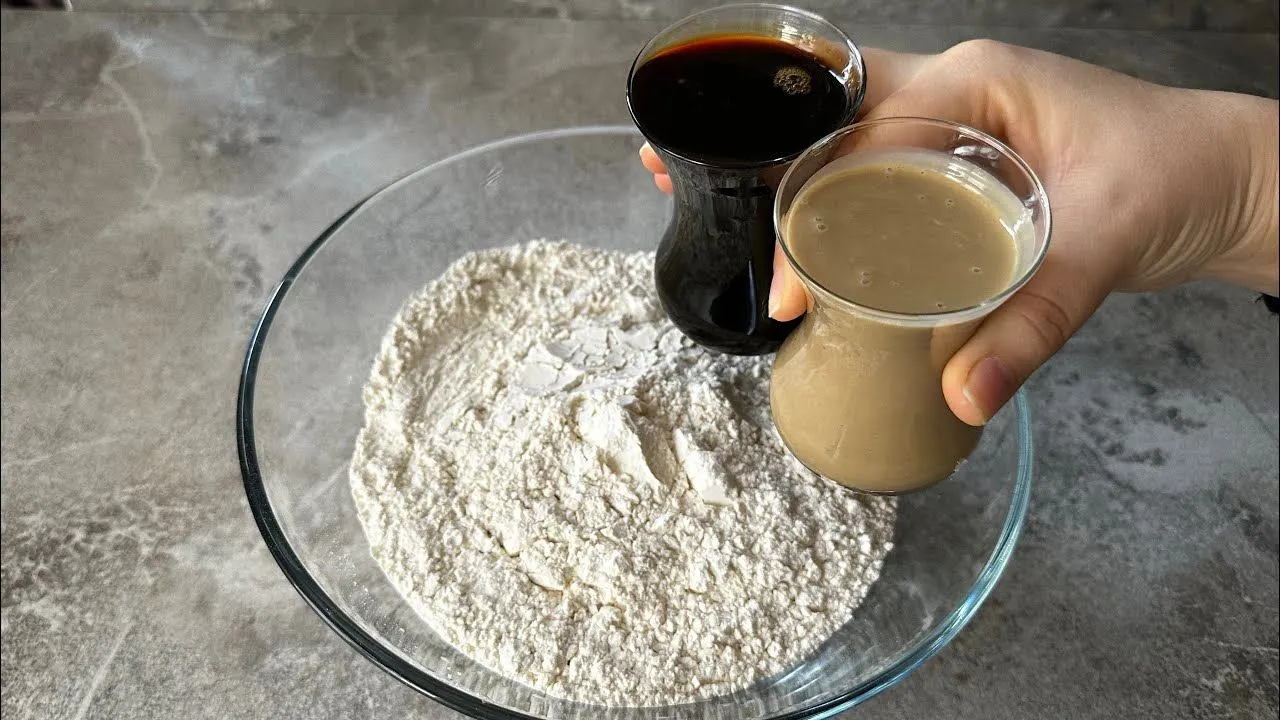 نان پوک و لایه‌ای با ارده و شیره انگور در ظرفی زیبا