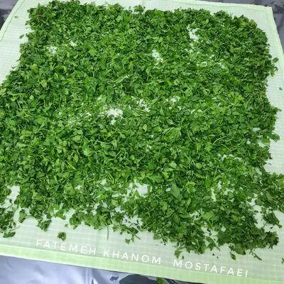 شیشه ادویه قرمه سبزی در کابینت، دور از نور و رطوبت