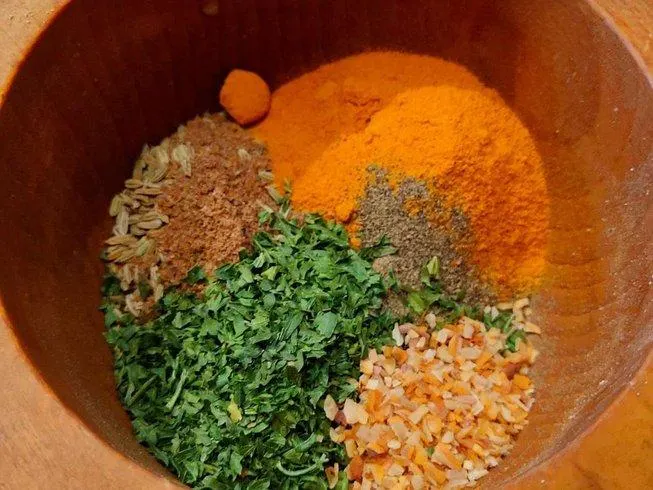 تصویر مرتبط با طرز تهیه ادویه قرمه سبزی خانگی برای عطری بی‌نظیر در خورشت