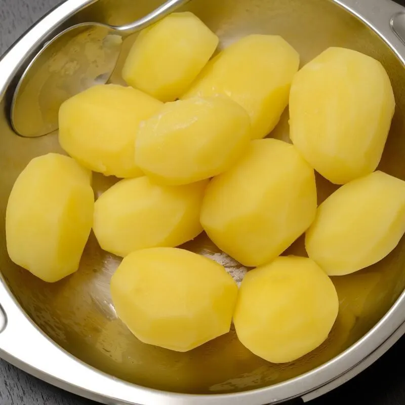 تصویر مرتبط با طرز تهیه سالاد سیب زمینی و پیاز؛ شام ساده و خوشمزه با مواد اولیه محدود