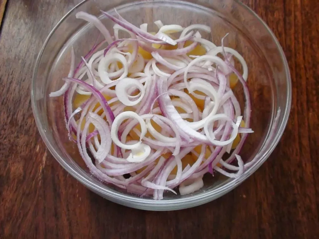 تصویر مرتبط با طرز تهیه سالاد سیب زمینی و پیاز؛ شام ساده و خوشمزه با مواد اولیه محدود