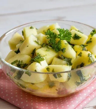 تصویر مرتبط با طرز تهیه سالاد سیب زمینی و پیاز؛ شام ساده و خوشمزه با مواد اولیه محدود