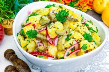 سالاد سیب زمینی و پیاز با سبزیجات تازه و سس خوشمزه